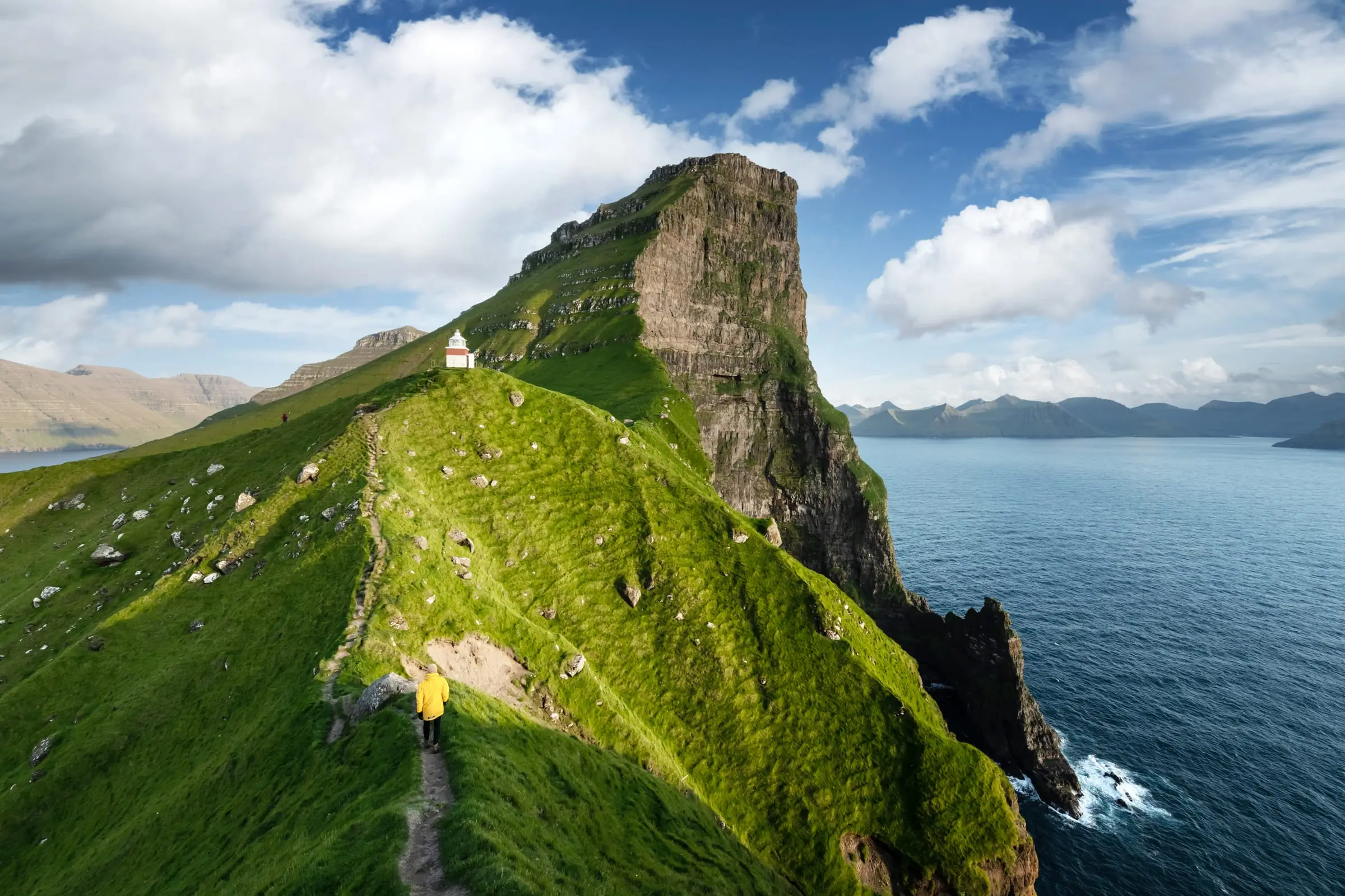 La isla de Kalsoy, larga y estrecha, vista desde el mar