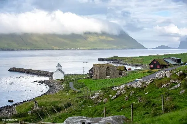Las ruinas de la catedral de San Magnus en Kirkjubøur, junto al mar