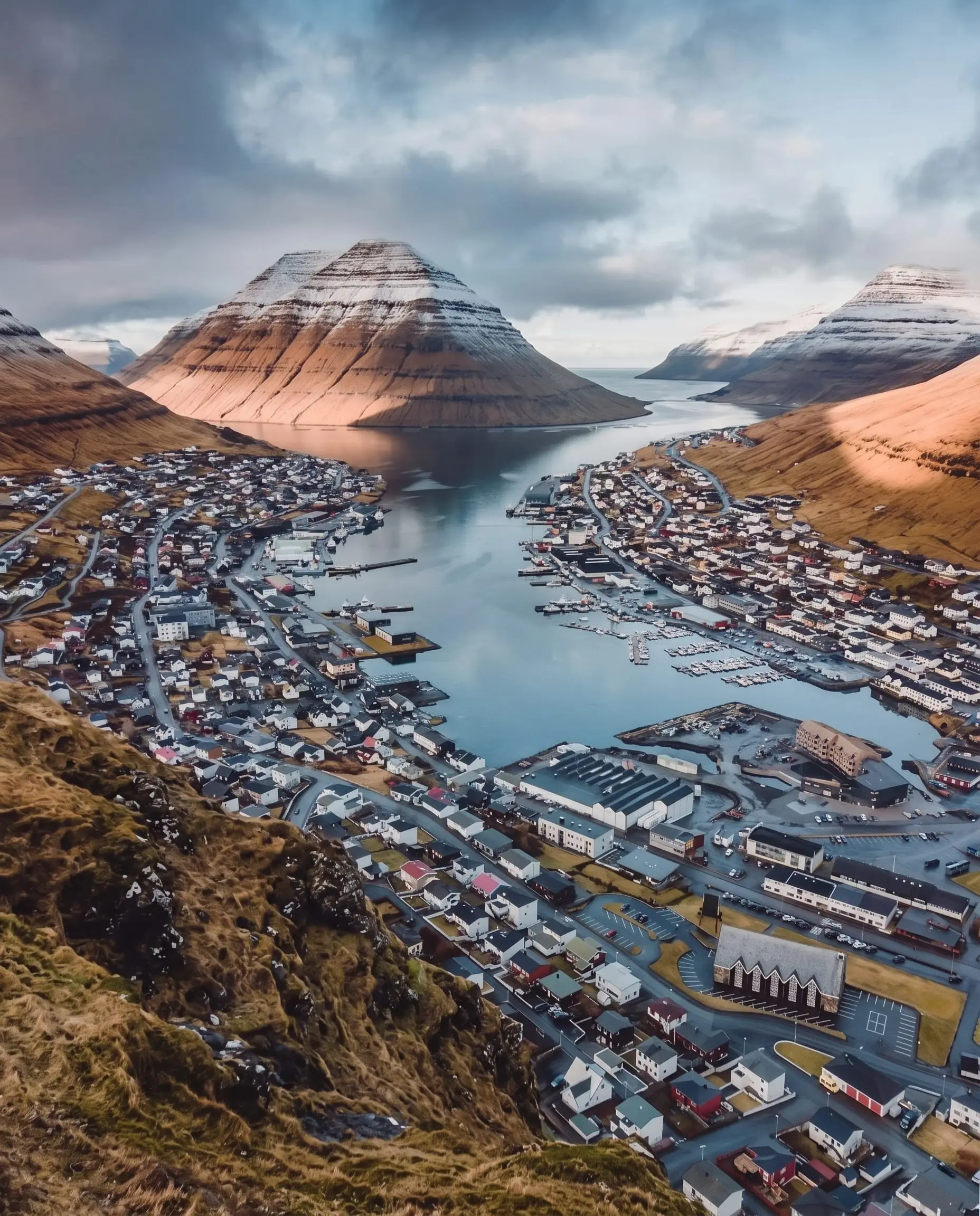 Vista de Klaksvík y su puerto entre montañas