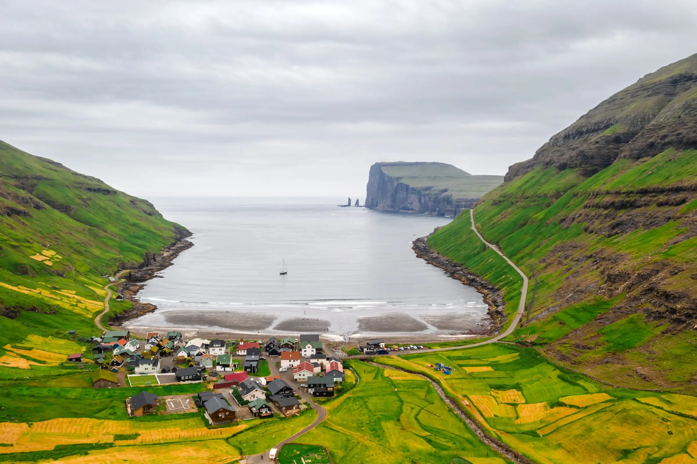 La playa de arena negra de Tjørnuvík con los farallones Risin y Kellingin al fondo
