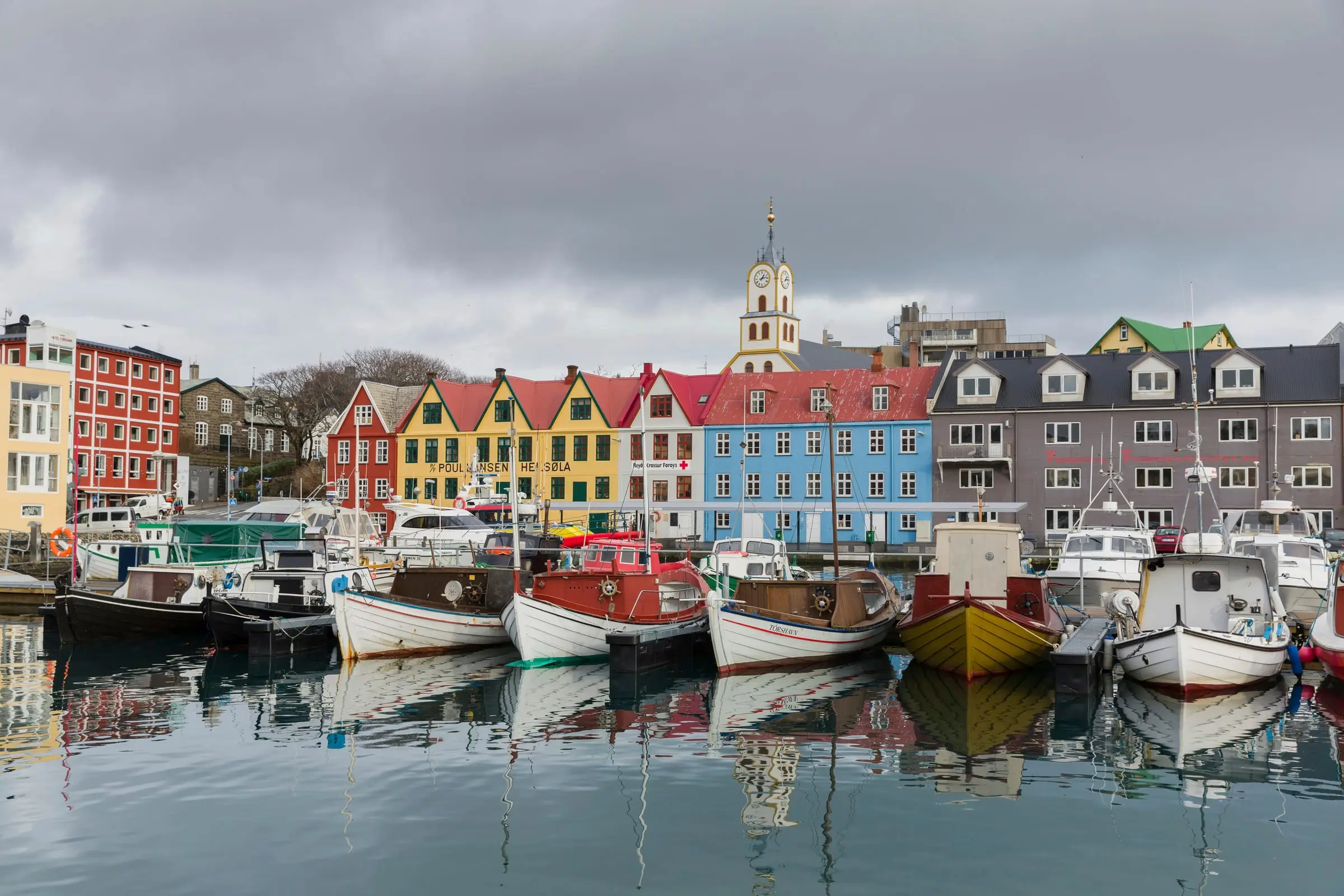 Casas de colores y barcos en el puerto de Tórshavn